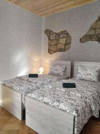 Гостевой дом Guesthouse Litoros Кутаиси Двухместный номер с 2 отдельными кроватями и ванной комнатой-6
