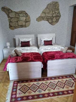 Гостевой дом Guesthouse Litoros Кутаиси Двухместный номер с 2 отдельными кроватями и ванной комнатой-3